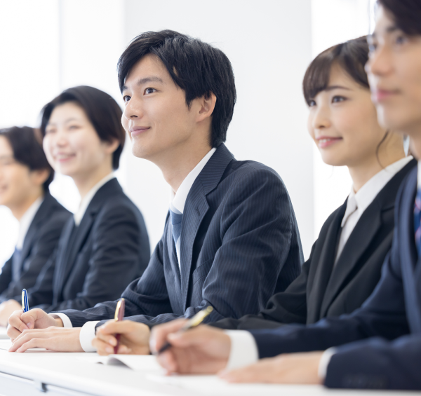 熱心に話を聴く若手社員達のイメージ